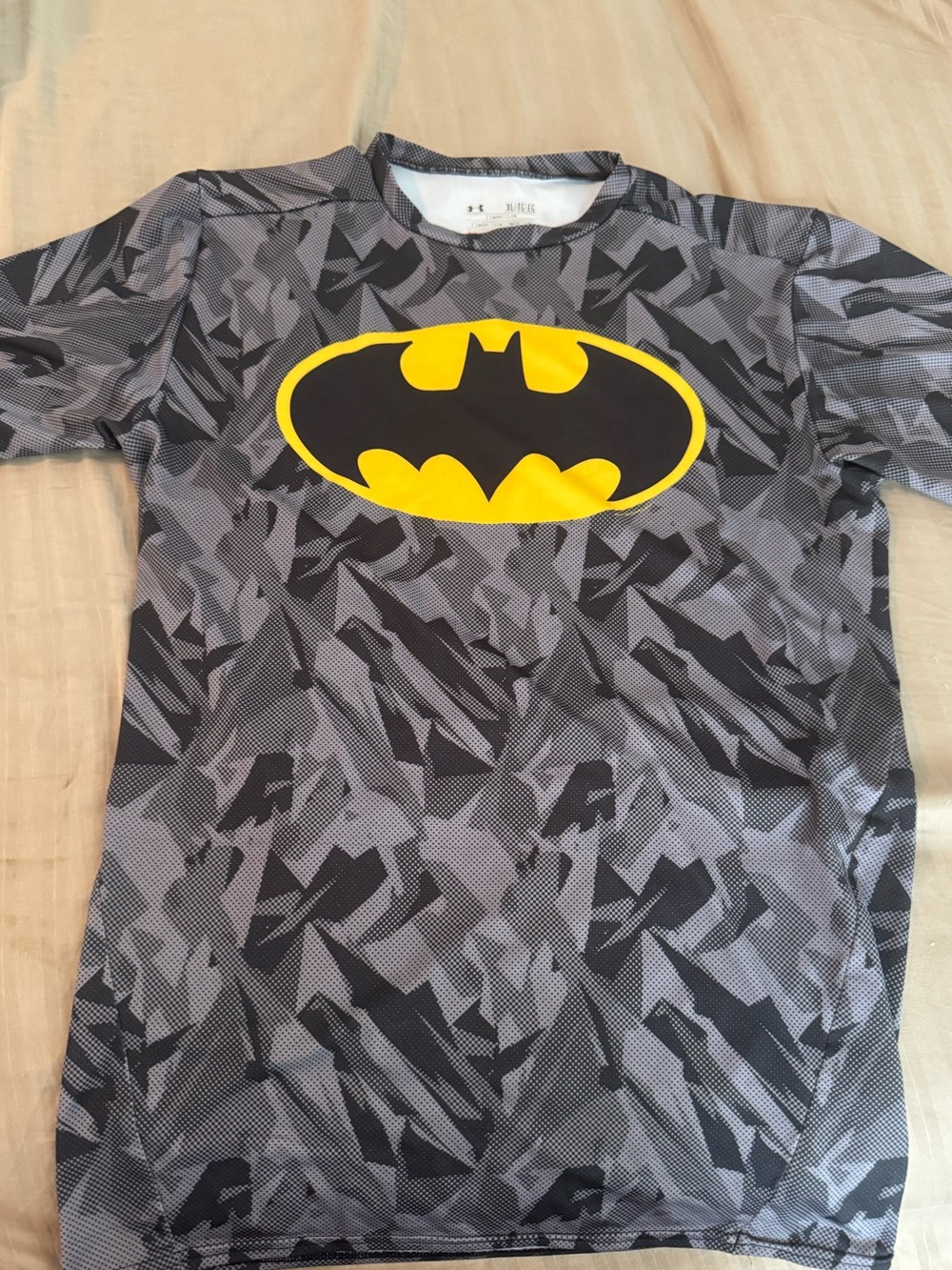 Under Armour Men's XL Batman  T-Shirt Compression Heatgear Marvel Gray Camo